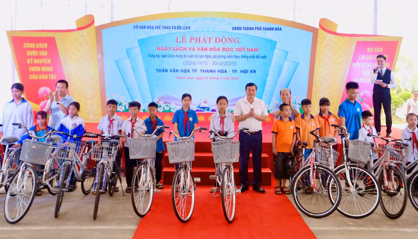 Nhân dịp này, các đơn vị tài trợ đã trao tặng 33 chiếc xe đạp, 80 ba lô học sinh cho các em học sinh nghèo vượt khó tại các trường học trên địa bàn TP Thanh Hóa, tặng 2 tủ sách, mỗi tủ sách trị giá 5 triệu đồng cho Trường TH&amp;THCS Thiệu Vân và Trường Tiểu học Đông Hương.