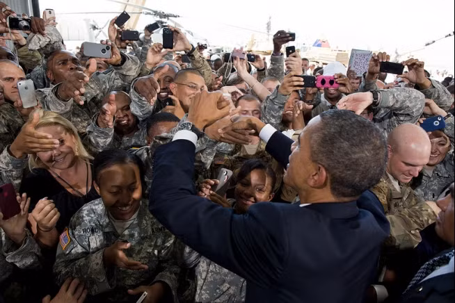 Ông Obama bắt tay binh lính quân đội Mỹ ở El Paso, Texas hôm 31/8/2012