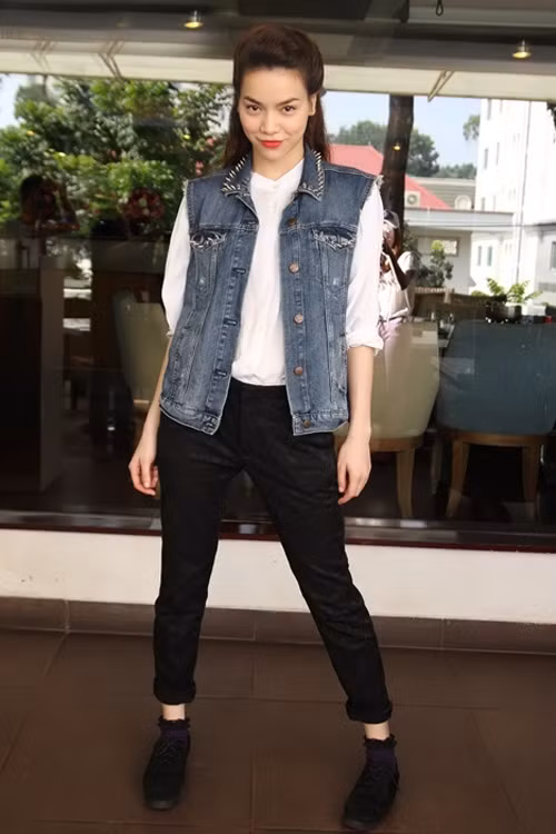 Cá tính với áo gile denim nạm đinh. Hồ Ngọc Hà luôn biết đem chút nữ tính vào phong cách để vừa mắt với số đông công chúng 
