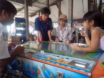 Một số người đang tụ tập “bắn cá” tại ấp 1, xã Nhị Thành