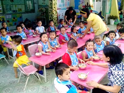 Ngay sau vụ bắt cóc, rường mầm non đã trở lại hoạt động bình thường. Đến 12h, sau khi cho các bé ăn bữa trưa, nhà trường đã lần lượt trao trả từng bé cho bố mẹ các em