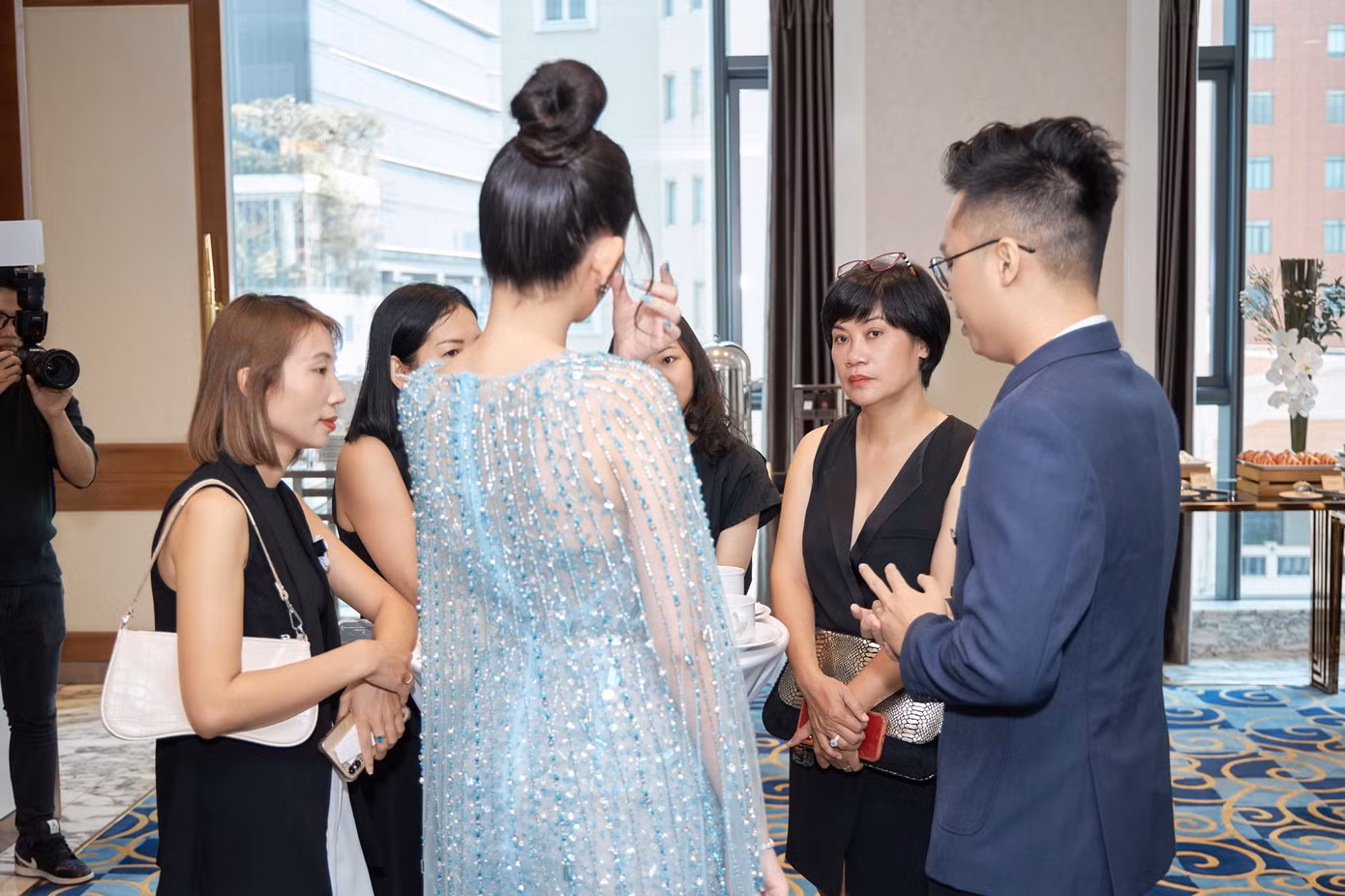 Siêu mẫu Lan Khuê và bà Thúy Nga tại buổi họp báo sáng 24/2.