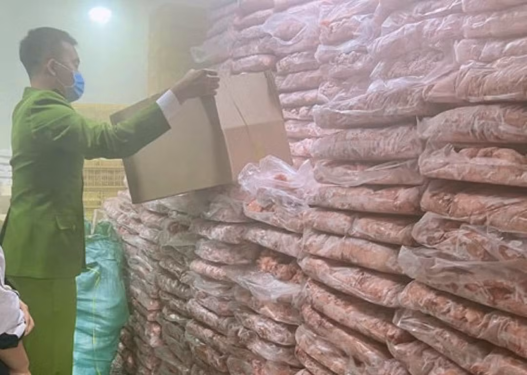 Lực lượng chức năng kiểm tra kho thực phẩm đông lạnh.