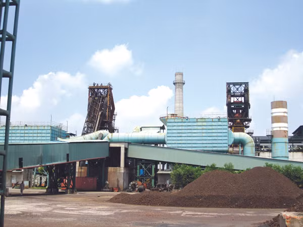 Nhà máy luyện gang lỏng của Cty CP Thép Vạn Lợi ở Hải Phòng đã dừng sản xuất hơn năm nay. Nhà máy luyện gang lỏng của Cty CP Thép Vạn Lợi ở Hải Phòng đã dừng sản xuất hơn năm nay