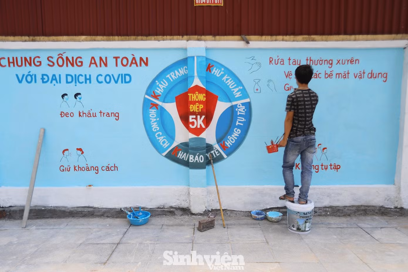 Thông điệp 5k của Bộ Y tế được vẽ lên tường nhắc nhở người dân ý thức hơn trong việc phòng dịch COVID-19.