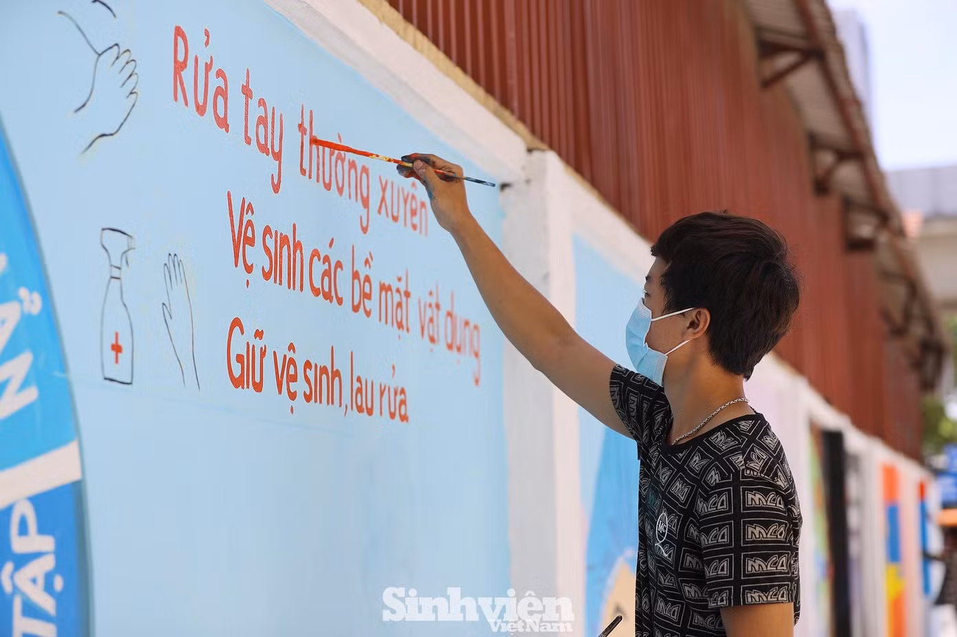Những thông điệp được gởi đến trong các bức tranh tường nhằm tuyên truyền về cách phòng, ngừa dịch COVID-19.