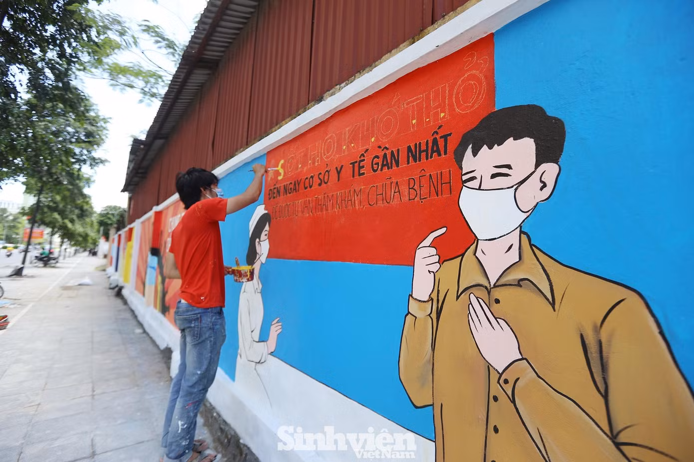 Công trình dài gần 200m với 10 hình ảnh tuyên truyền khổ lớn về phòng chống dịch COVID-19.