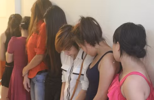 Các cô gái bán dâm bị bắt tại một nhà nghỉ. 
