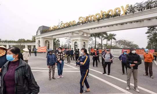 Người dân xã Vân Canh (huyện Hoài Đức, Hà Nội) yêu cầu chủ đầu tư khu đô thị An Lạc Green Symphony phá bỏ bức tường kiên cố, trả lại đường đi. Ảnh: TT.