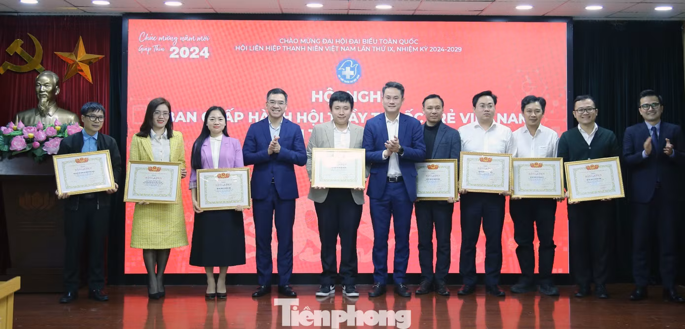 Nhiều tập thể, cá nhân có thành tích xuất sắc trong năm 2023 đã được khen thưởng tại chương trình.