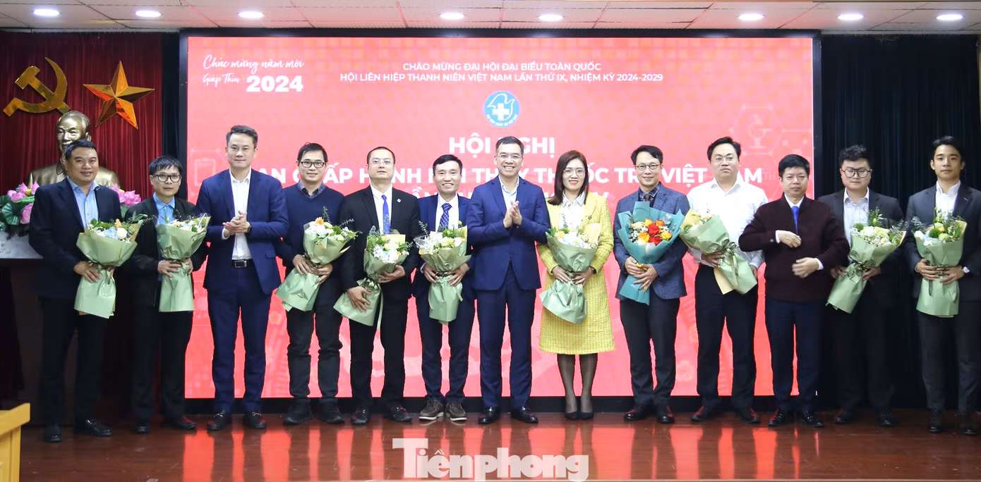 Anh Nguyễn Kim Quy và thường trực T.Ư Hội Thầy thuốc trẻ Việt Nam tặng hoa chúc mừng các anh chị tham gia Ban Chấp hành T.Ư Hội Thầy thuốc trẻ Việt Nam khóa IV.