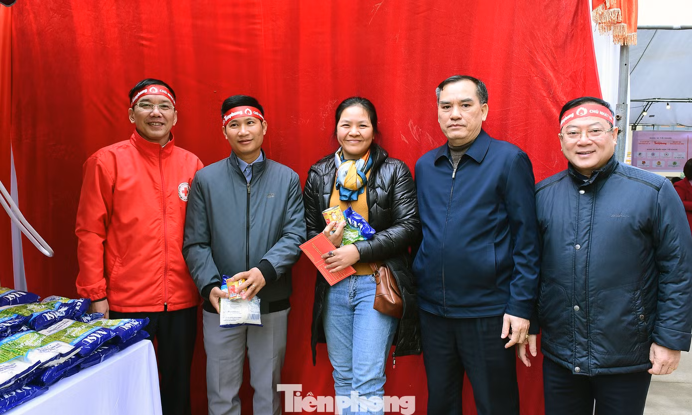 Nhiều phần quà được trao tặng người tham gia hiến máu trong chương trình.