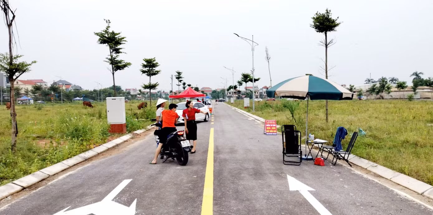 Chủ tịch UBND huyện Việt Yên đã chỉ đạo tạm dừng giao dịch, cấp giấy chứng nhận QSDĐ thuộc dãy LK3 của Khu dân cư gồm các lô số: 02, 04, 05, 07, 08, 09, 10, 24, 28, 29, 36, 38, 41 và 46 tại Khu dân cư Dương Quốc Cơ, thị trấn Bích Động. Chủ tịch UBND huyện Việt Yên đã chỉ đạo tạm dừng giao dịch, cấp giấy chứng nhận QSDĐ thuộc dãy LK3 của Khu dân cư gồm các lô số: 02, 04, 05, 07, 08, 09, 10, 24, 28, 29, 36, 38, 41 và 46 tại Khu dân cư Dương Quốc Cơ, thị trấn Bích Động.