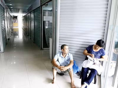 Bên trong chợ Hàng Da hầu hết các cửa hàng đóng cửa. Ảnh: Ngọc Châu
