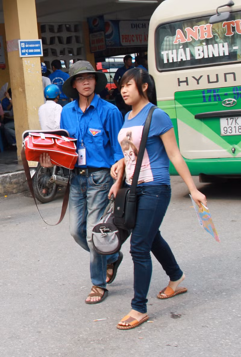 Một thí sinh khác cũng được nam sinh viên tình nguyện 
