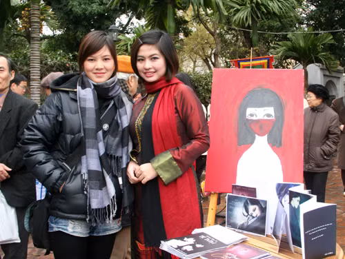 Gương mặt trẻ Trương Hồng Tú (áo đỏ)và Nha Trang tại Ngày hội Thơ 2011