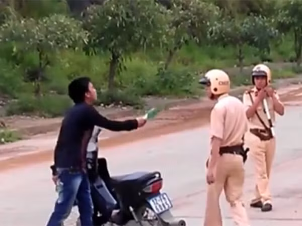 Đối tượng Phong dùng chai bia tấn công CSGT Đồng Đăng. (ảnh chụp lại từ clip)