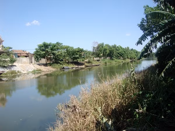 Dòng Kiến Giang vẫn êm đềm trôi, như những dòng khách đến tham quan ngôi nhà của Đại tướng quanh năm không ngừng nghỉ. Dòng Kiến Giang vẫn êm đềm trôi, như những dòng khách đến tham quan ngôi nhà của Đại tướng quanh năm không ngừng nghỉ. Như chúng tôi, họ đến với một tấm lòng thành kính và ngưỡng mộ với vị tướng tài ba, lỗi lạc của dân tộc Việt Nam