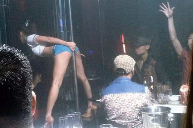 Một dancer nữ uốn éo tại bar ZR đêm 2-10