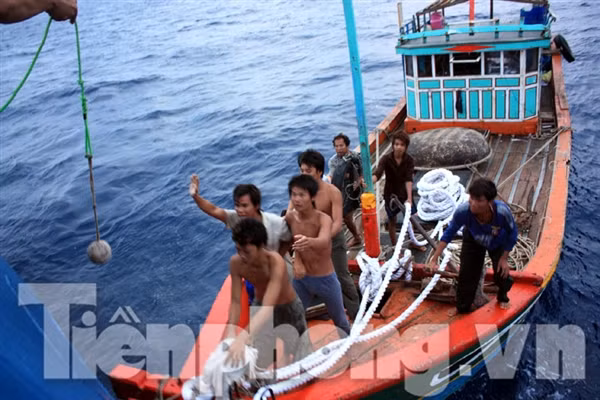 Bắt đầu lai dắt tàu QNg 66478 TS về đất liền