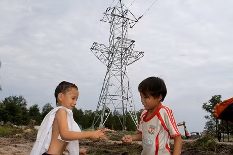 Trẻ em hớn hở, mừng vui khi đường dây điện hình thành