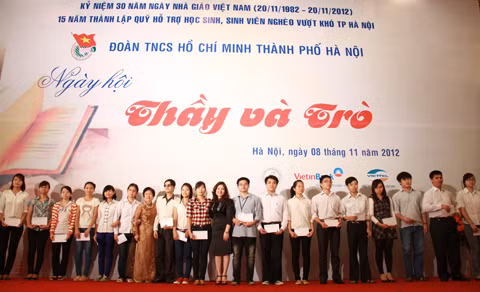 Chị Nguyễn Thị Hà - Bí thư TƯ Đoàn cùng bà Chu Anh Đào - Giám đốc quỹ hỗ trợ học sinh sinh viên trao học bổng cho những học sinh, sinh viên vượt khó. Ảnh: Trường Phong
