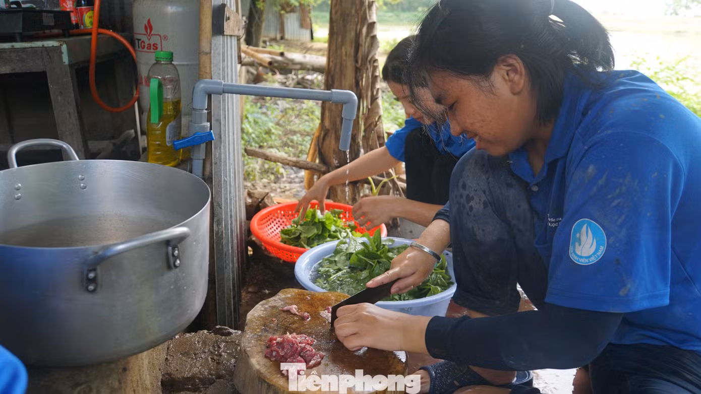 Chiến sĩ tình nguyện Đại học Bách khoa TP.HCM chuẩn bị bữa cơm cho đội tại xã An Phước (Tân Hồng). Ảnh: Hòa Hội
