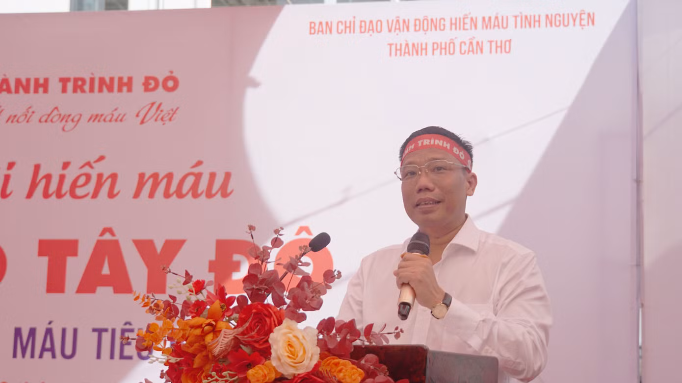 Ông Nguyễn Thực Hiện, Phó Chủ tịch UBND TP Cần Thơ cho rằng: “Hiến máu hiện nay không còn là phong trào chung mà trở thành nhiệm vụ của các cấp, các ngành và trách nhiệm của toàn xã hội. Hiến máu cứu người đã lan tỏa đến toàn dân, nhiều cá nhân và hộ gia đình có thành tích xuất sắc trong phong trào hiến máu; nhiều cá nhân đã hiến máu hàng chục lần”. Ảnh: Hòa Hội