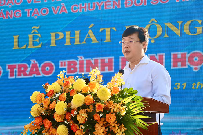 Bí thư Tỉnh ủy Đồng Tháp Lê Quốc Phong phát biểu tại lễ phát động. Bí thư Tỉnh ủy Đồng Tháp Lê Quốc Phong phát biểu tại lễ phát động.