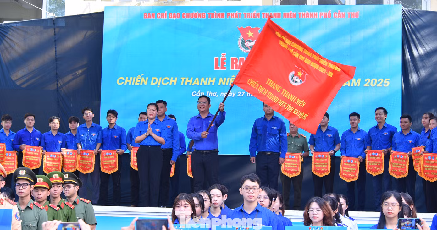 Phó Chủ tịch UBND TP. Cần Thơ -Nguyễn Thị Ngọc Điệp trao cờ lệnh cho lãnh đạo Thành Đoàn Cần Thơ.