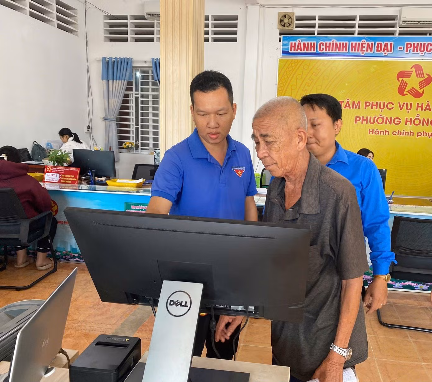 Đoàn viên thanh niên phường Hồng Ngự, tỉnh Đồng Tháp hỗ trợ người dân làm thủ tục hành chính trên cổng dịch vụ công trực tuyến.