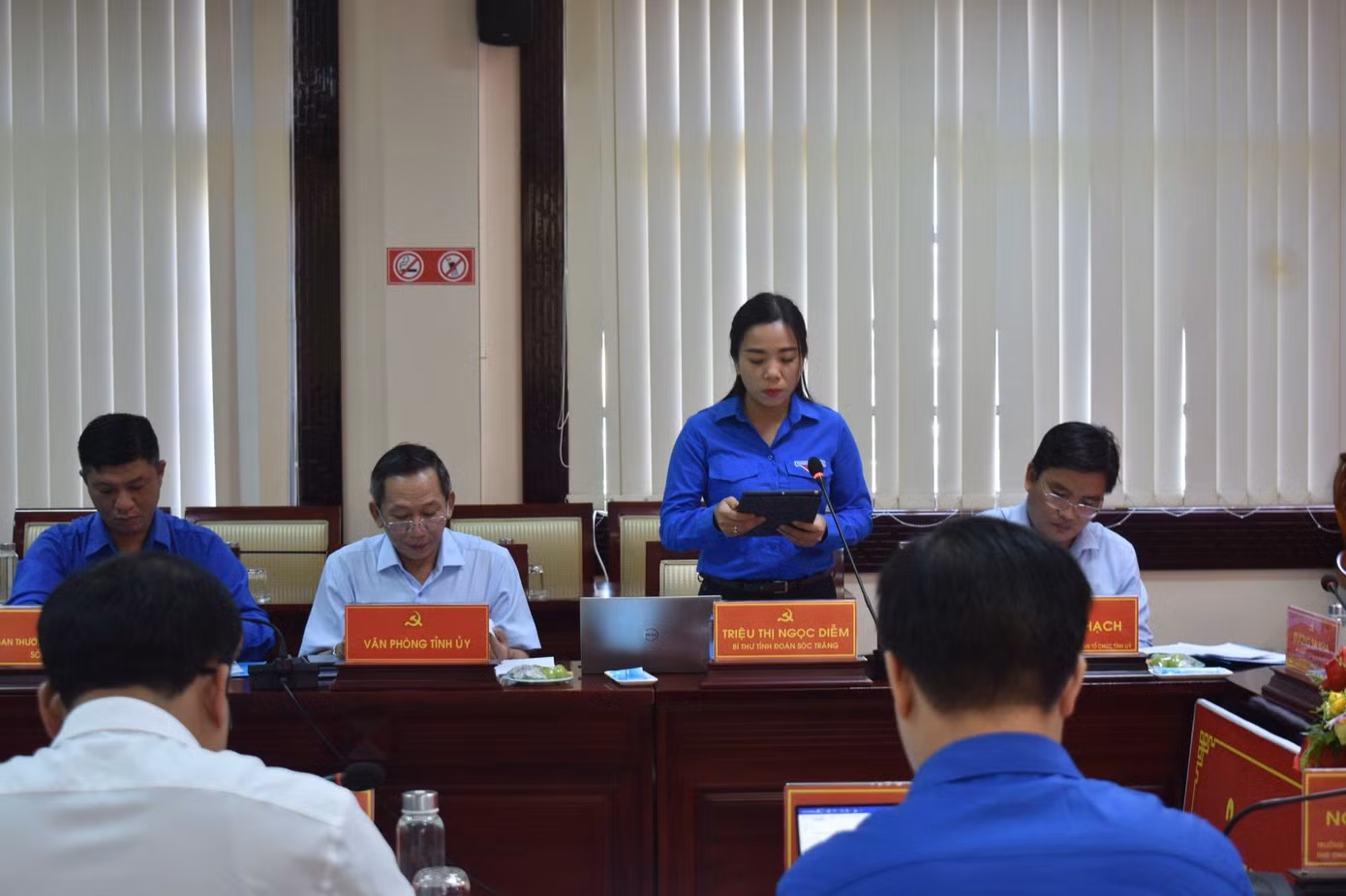 Chị Triệu Thị Ngọc Diễm, Bí thư Tỉnh Đoàn Sóc Trăng báo cáo với Đoàn công tác