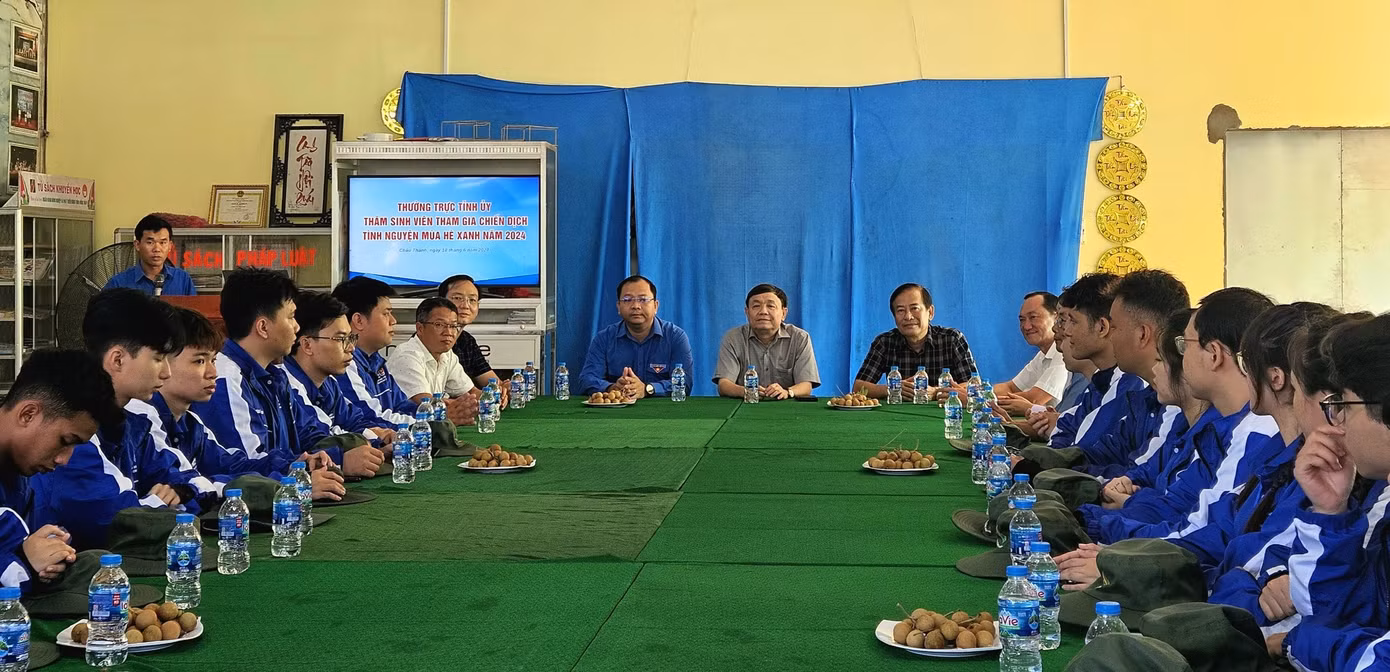 Thường trực Tỉnh ủy Đồng Tháp gặp gỡ, động viên chiến sĩ tình nguyện trường Đại học Công nghiệp TPHCM.
