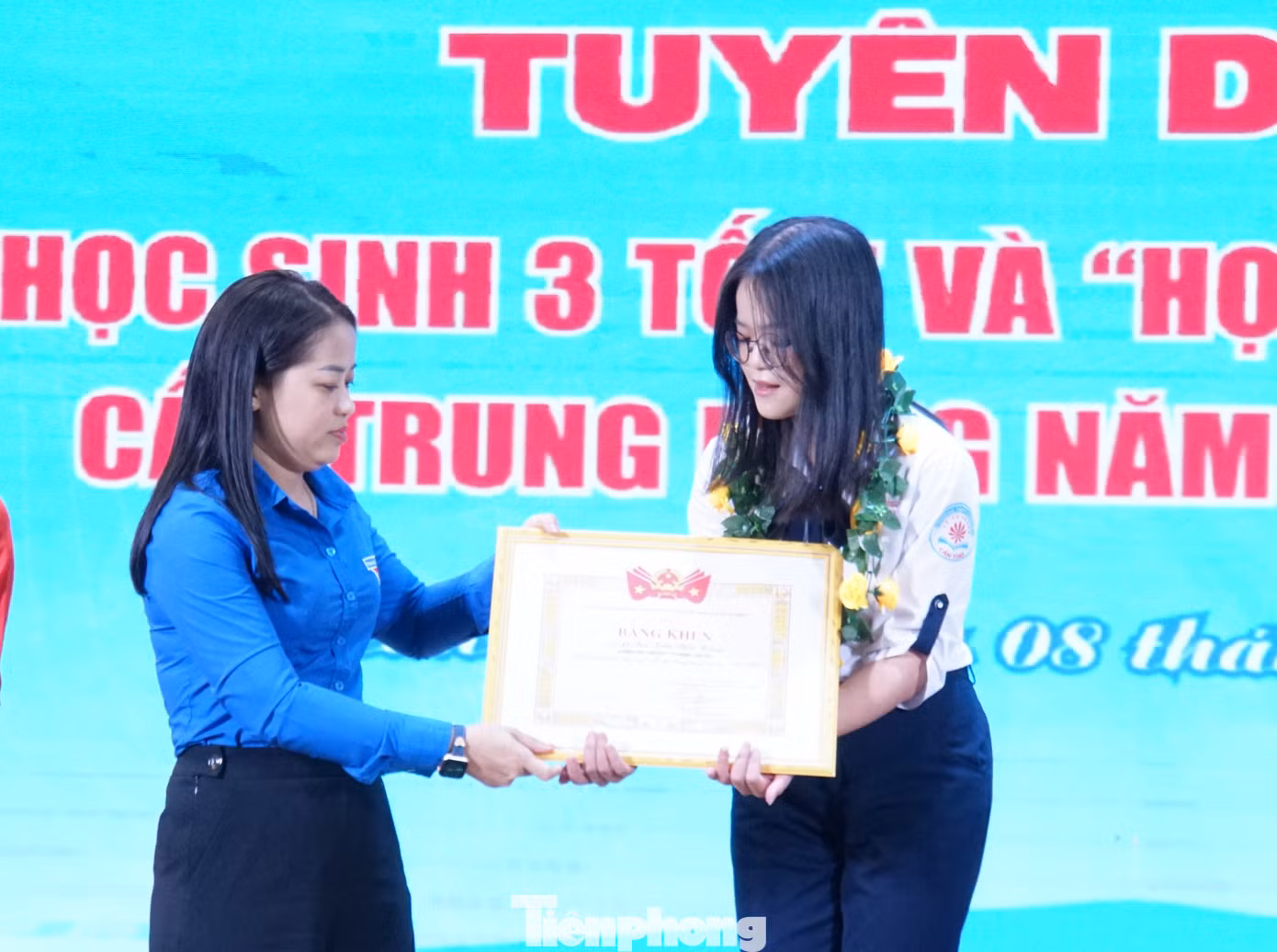 Chị Lư Thị Ngọc Anh - Bí thư Thành Đoàn Cần Thơ trao tặng danh hiệu Học sinh 3 rèn luyện cấp Trung ương cho học sinh. Ảnh: Hòa Hội