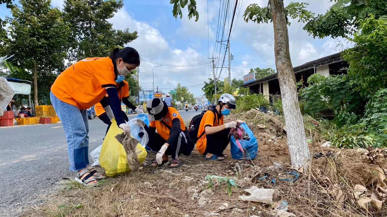 ĐVTN tham gia vệ sinh môi trường.