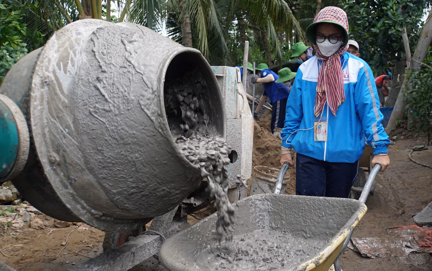 Bạn Lê Kim Ngân, Chỉ huy trưởng chiến dịch Mùa hè xanh Khoa kinh tế, Trường đại học Sư phạm kỹ thuật TP.HCM cùng các thành viên trong đội làm đường giao thông nông thôn giúp bà con. Bạn Lê Kim Ngân, Chỉ huy trưởng chiến dịch Mùa hè xanh Khoa kinh tế, Trường đại học Sư phạm kỹ thuật TP.HCM cùng các thành viên trong đội làm đường giao thông nông thôn giúp bà con.