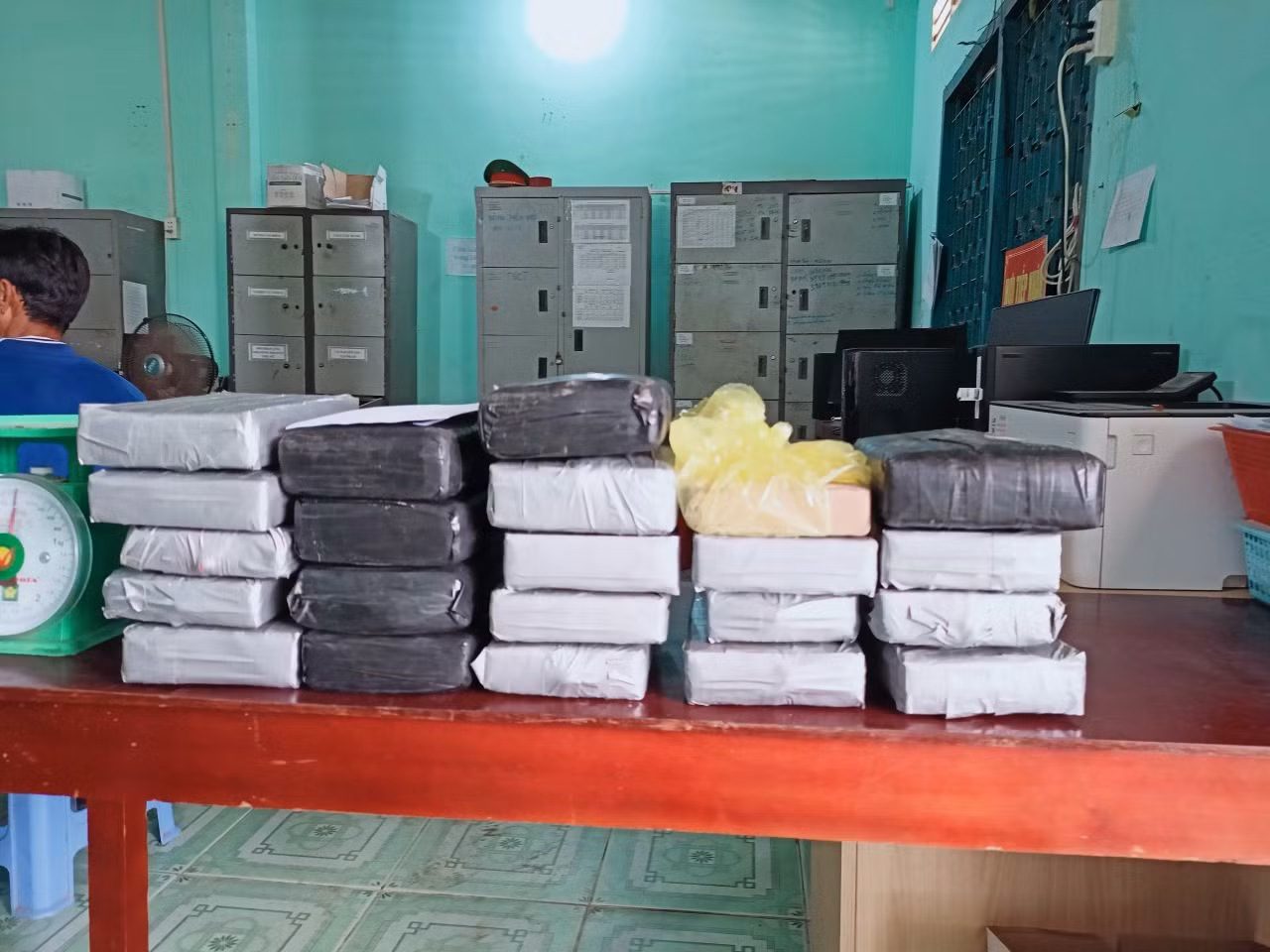 Tang vật nghi ma túy người dân Bến Tre nhặt được trên biển. Tang vật nghi ma túy người dân Bến Tre nhặt được trên biển.