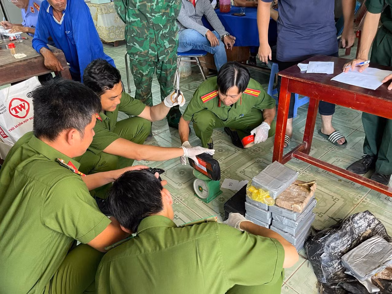 Lực lượng chức năng Bến Tre kiểm tra số lượng nghi ma túy trôi dạt trên biển. Lực lượng chức năng Bến Tre kiểm tra số lượng nghi ma túy trôi dạt trên biển.