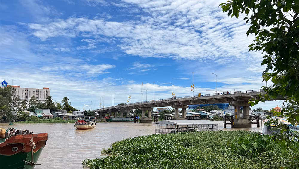 Khu vực cháu bé bị ném xuống sông.