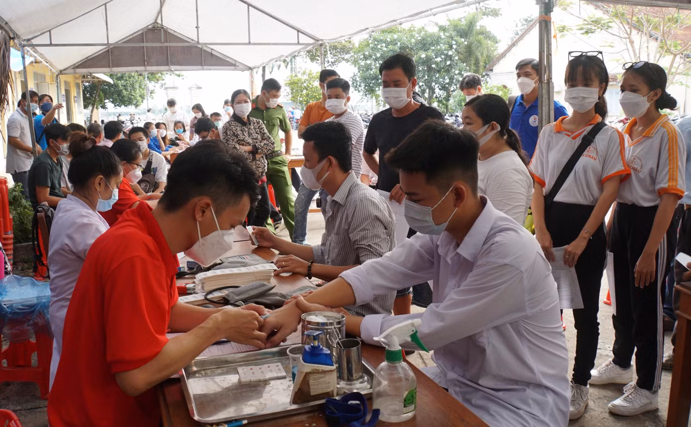 ĐVTN tham gia hiến máu Ông Bùi Văn Sang cùng vợ tham gia hiến máu. - Ảnh: Hòa Hội
