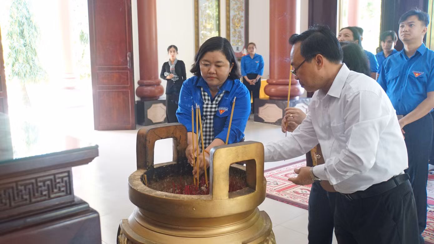 Bí thư Tỉnh Đoàn Bến Tre Lâm Như Quỳnh cùng lãnh đạo Ban Dân vận Tỉnh ủy Bến Tre viếng nữ tướng Nguyễn Thị Định. Ảnh: Hòa Hội Bí thư Tỉnh Đoàn Bến Tre Lâm Như Quỳnh cùng lãnh đạo Ban Dân vận Tỉnh ủy Bến Tre viếng nữ tướng Nguyễn Thị Định. Ảnh: Hòa Hội