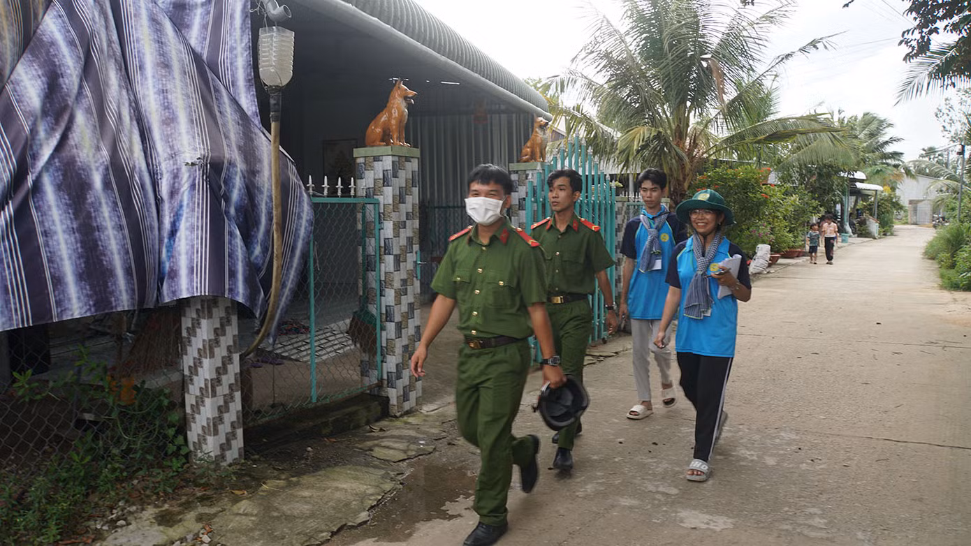 Chiến dịch Mùa hè xanh của Trường Đại học An Giang được triển khai tại 11 địa bàn vùng sâu vùng xa, biên giới của thị xã Tịnh Biên. Bên cạnh các công tác hỗ trợ địa phương, các chiến sĩ tình nguyện của trường còn có nhiều hoạt động dành cho các em thiếu nhi, hoạt động an sinh xã hội ở nơi đóng quân. Ảnh: Hòa Hội Chiến dịch Mùa hè xanh của Trường Đại học An Giang được triển khai tại 11 địa bàn vùng sâu vùng xa, biên giới của thị xã Tịnh Biên. Bên cạnh các công tác hỗ trợ địa phương, các chiến sĩ tình nguyện của trường còn có nhiều hoạt động dành cho các em thiếu nhi, hoạt động an sinh xã hội ở nơi đóng quân. Ảnh: Hòa Hội