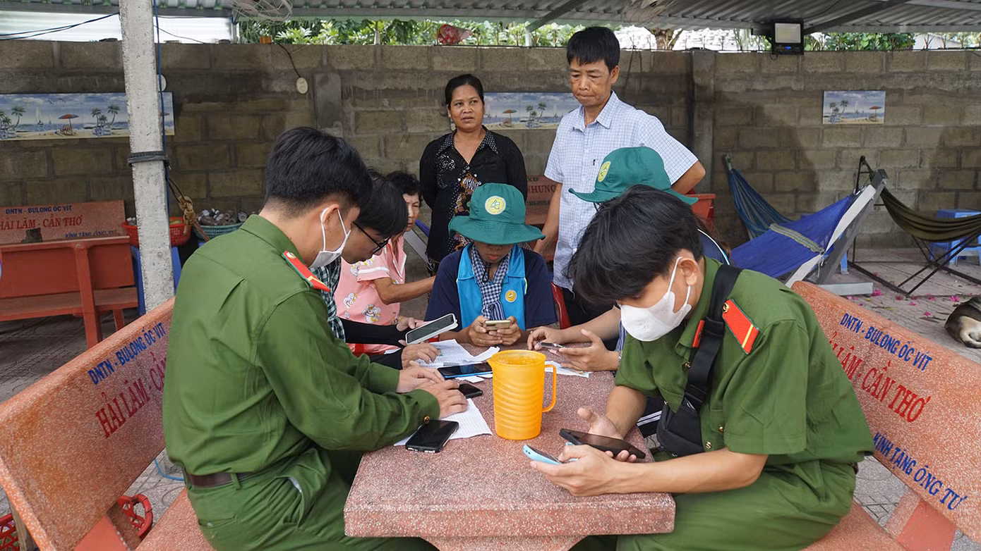Chiến sĩ công an cùng sinh viên tình nguyện đến tận nhà hỗ trợ người dân cài đặt ứng dụng VNeID. Chiến sĩ công an cùng sinh viên tình nguyện đến tận nhà hỗ trợ người dân cài đặt ứng dụng VNeID.