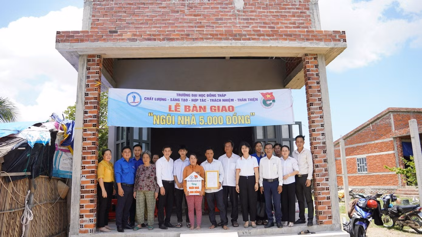 Bàn giao ngôi nhà 5.000 đồng cho sinh viên Phạm Thị Mỹ Quyên tại xã Mỹ An, huyện Thạnh Phú, tỉnh Bến Tre.