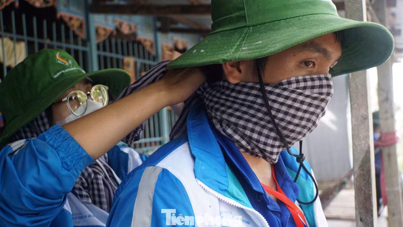 Các chiến sĩ tình nguyện dùng khăn che mặt để tránh bụi, tránh nắng. Ảnh: Hòa Hội