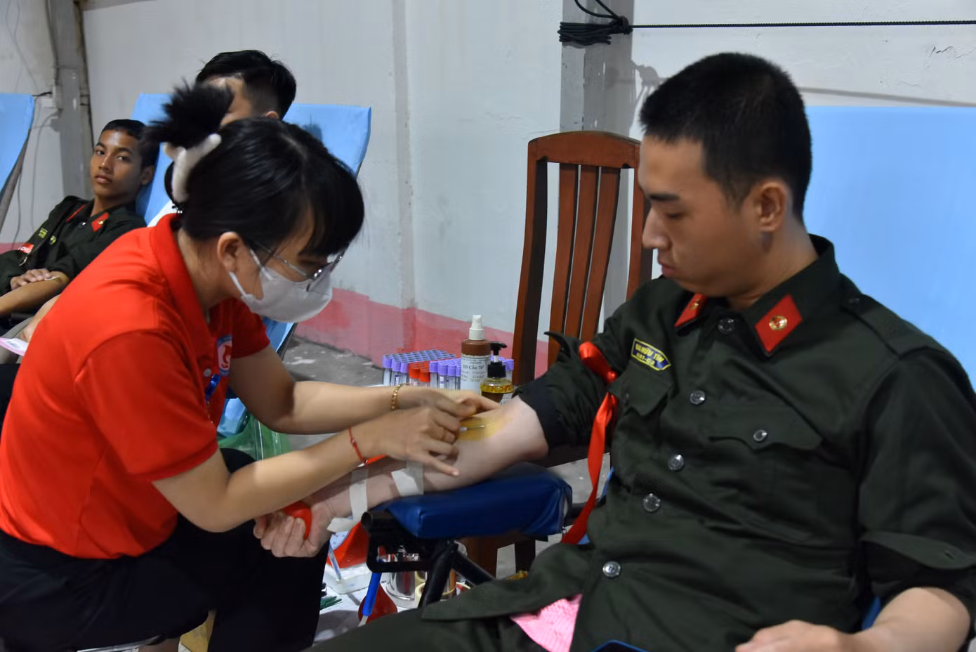 Chiến sĩ Trung đoàn Cảnh sát cơ động Tây Nam Bộ hiến máu. Ảnh: Hòa Hội