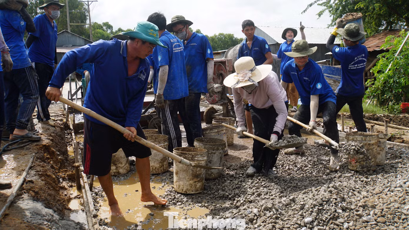 Chiến sĩ tình nguyện làm đường nông thôn tại huyện Tân Hồng. Ảnh: Hòa Hội