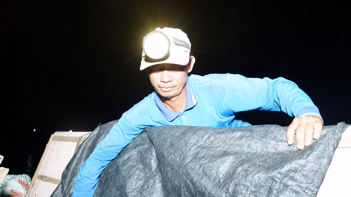 Ông Tạ Văn Út kiểm tra ngư cụ trước khi đi giăng lưới. Ảnh: Hòa Hội. Ông Tạ Văn Út kiểm tra ngư cụ trước khi đi giăng lưới. Ảnh: Hòa Hội.