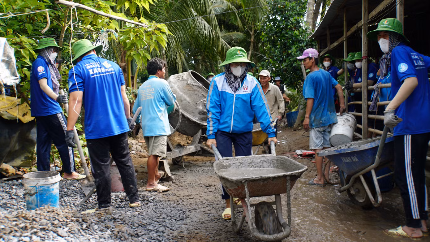 Trưa 4/7, thời tiết oi bức nhưng các chiến sĩ tình nguyện Trường đại học Sư phạm kỹ thuật TP.HCM, trong đó có nhiều thành viên nữ vẫn nhiệt tình làm đường giao thông nông thôn tại ấp Tân Hòa, xã Bình Thành, huyện Thanh Bình, tỉnh Đồng Tháp. Ảnh: Hòa Hội Trưa 4/7, thời tiết oi bức nhưng các chiến sĩ tình nguyện Trường đại học Sư phạm kỹ thuật TP.HCM, trong đó có nhiều thành viên nữ vẫn nhiệt tình làm đường giao thông nông thôn tại ấp Tân Hòa, xã Bình Thành, huyện Thanh Bình, tỉnh Đồng Tháp. Ảnh: Hòa Hội
