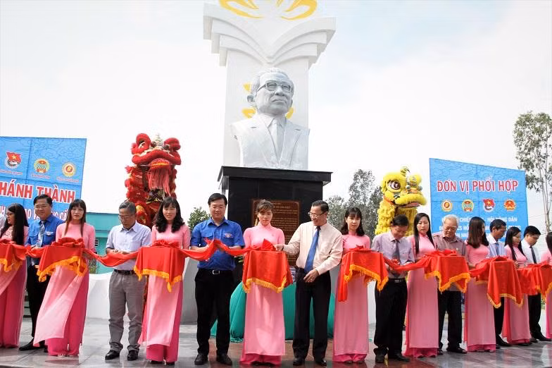 Cắt băng khánh thành dự án nâng cấp, cải tạo công viên văn hóa Võ Văn Kiệt